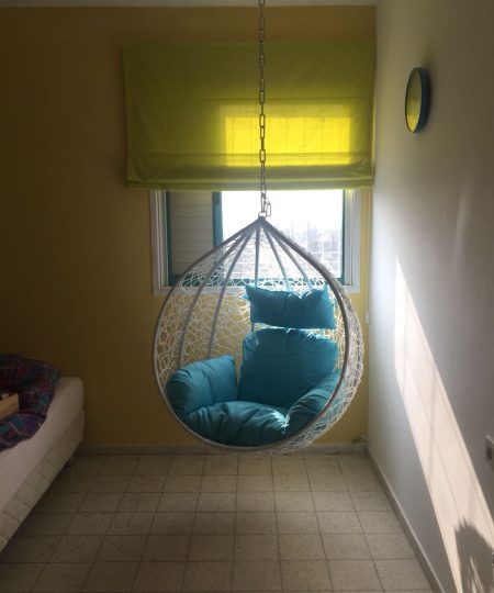 ערסל ביצה נתלה מהתקרה