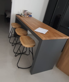 כסא בר מושב עץ מתצוגה