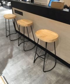 כסא בר מושב עץ מתצוגה