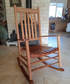 כסא נדנדה עץ גושני מתצוגה