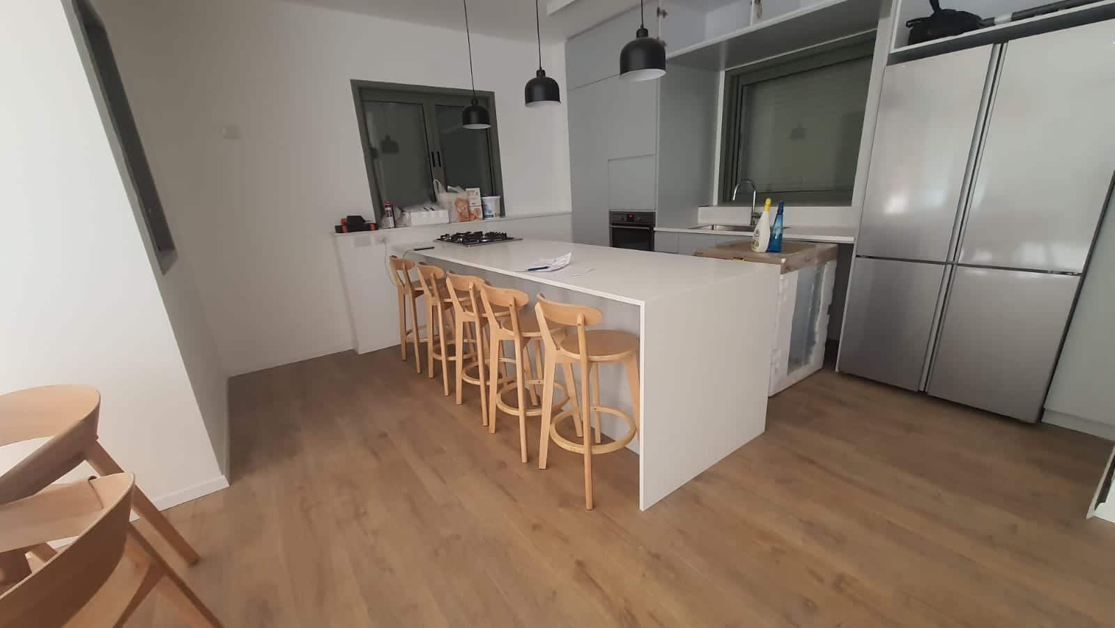 כסא בר ג'ימס מושב עץ